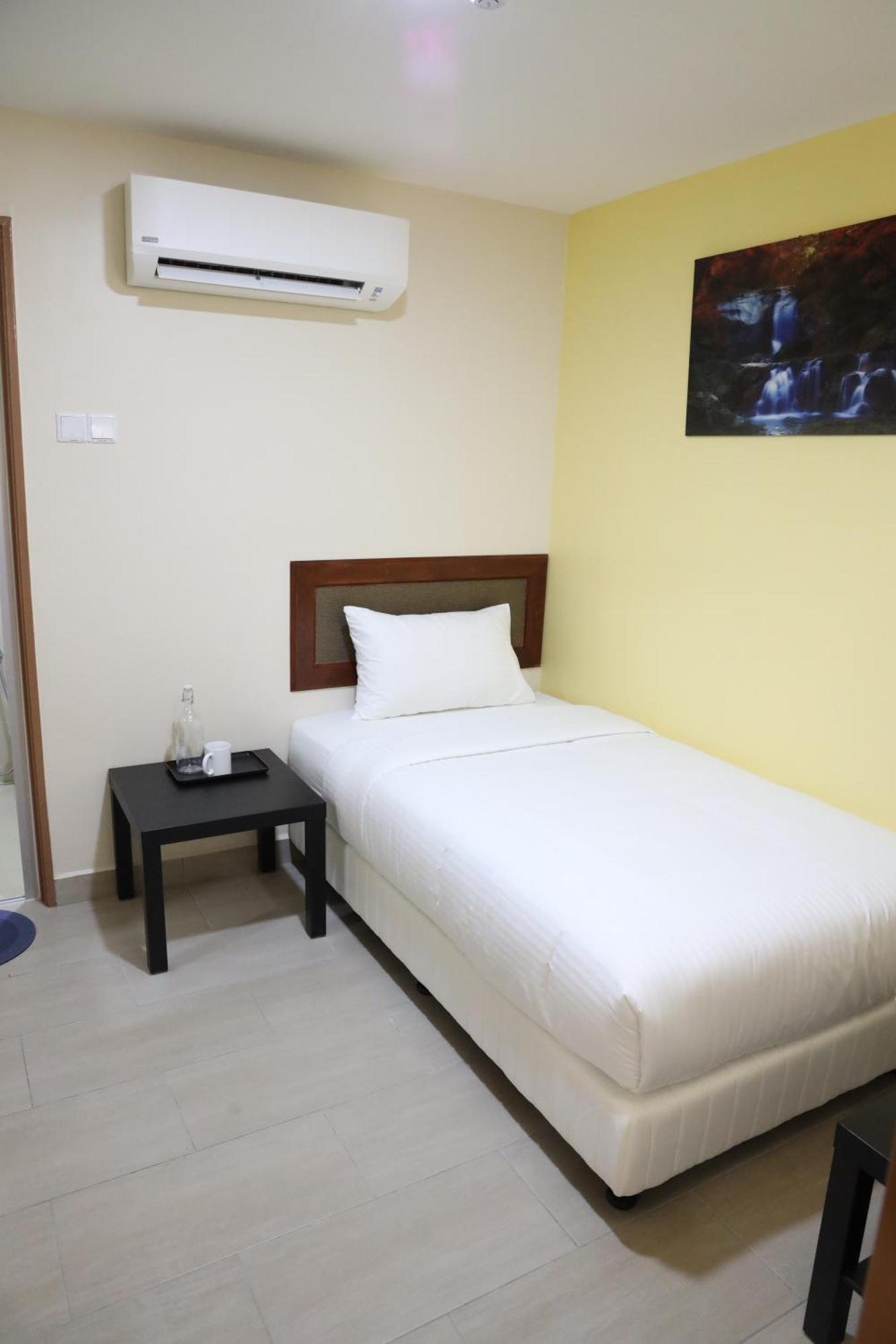 Capital O 90897 Island City Hotel George Town Exterior photo