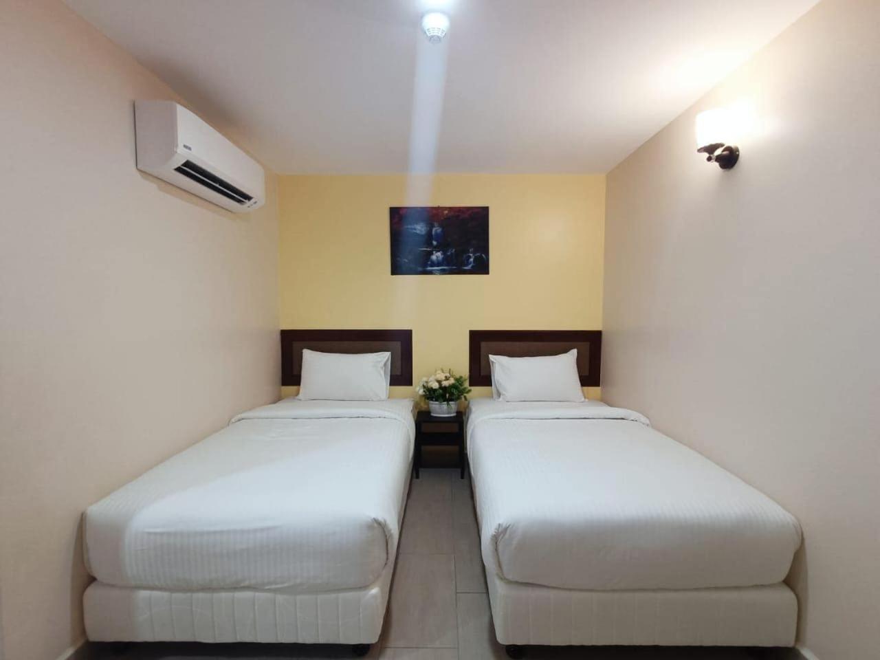Capital O 90897 Island City Hotel George Town Exterior photo