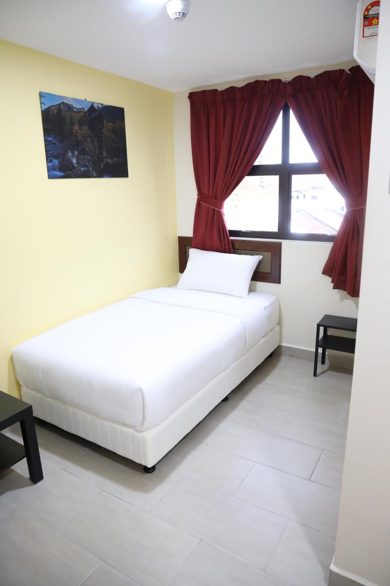 Capital O 90897 Island City Hotel George Town Exterior photo